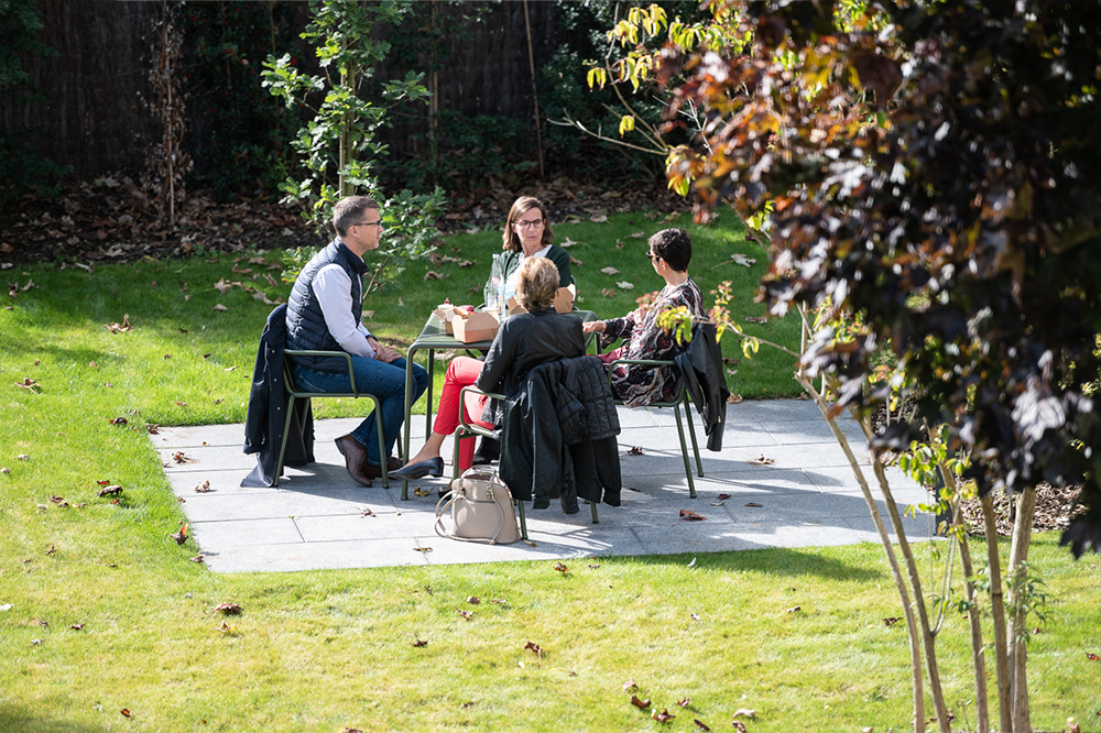 Table dans le parc du campus Jean Arnault