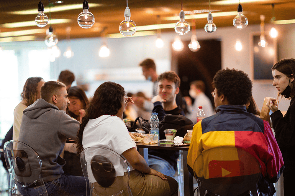 étudiant dans un bar en train de discuter