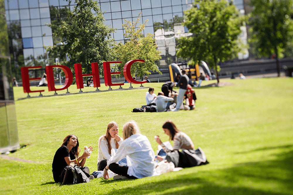 étudiant sur une pelouse en train de discuter