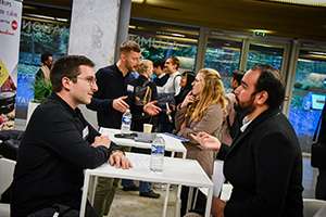 Entretien entre un professionnel et un étudiant autour d'une table lors du GPD