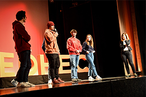 étudiants sur scène 